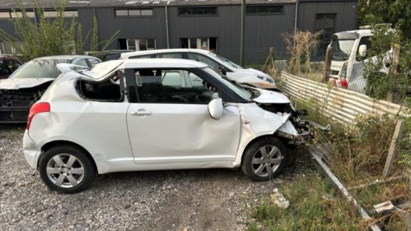 Poignee porte avant droit SUZUKI SWIFT 3 Essence image 3