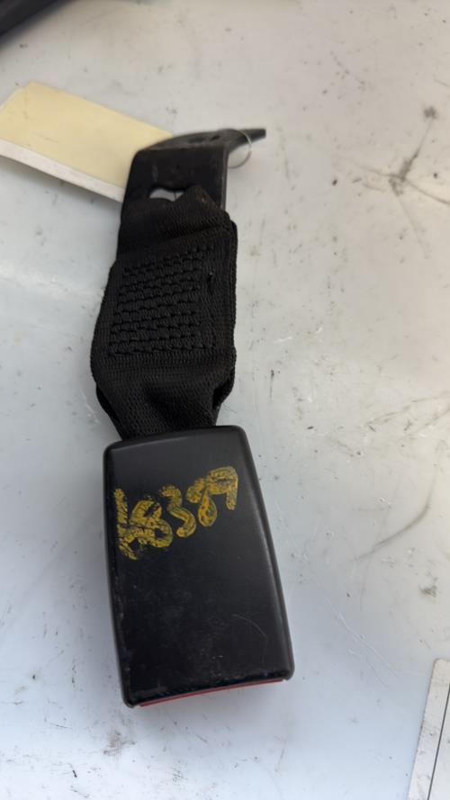 Attache ceinture arriere gauche BMW SERIE 3 E90 PHASE 2 Diesel image 2