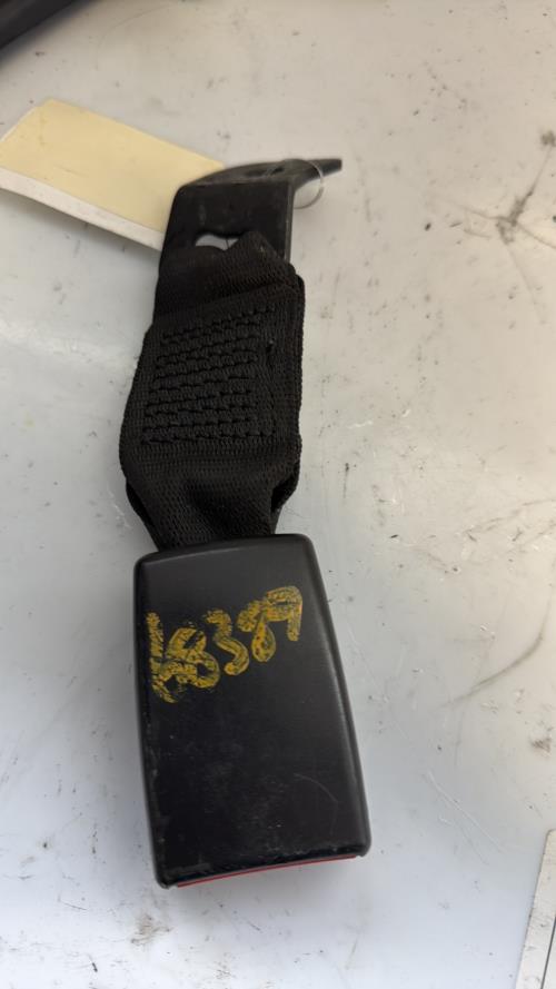 Attache ceinture arriere gauche BMW SERIE 3 E90 PHASE 2 Diesel image 3