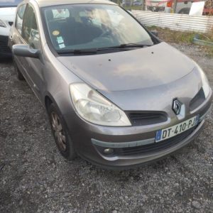 Pare boue avant gauche RENAULT CLIO 3 PHASE 1 Diesel image 1