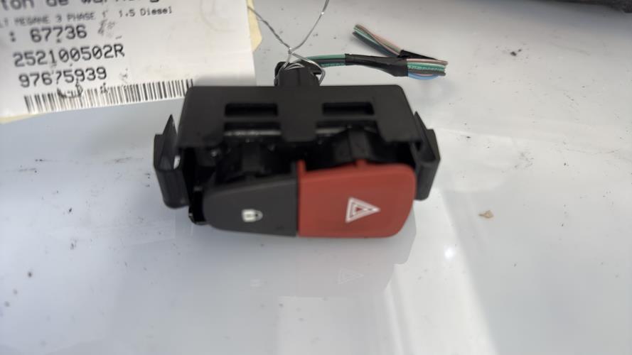 Bouton de warning RENAULT MEGANE 3 PHASE 1 Diesel image 1