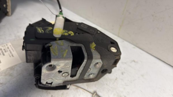 Serrure arriere droit FORD FIESTA 6 PHASE 1 Diesel image 3