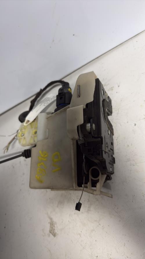 Serrure avant droit VOLKSWAGEN POLO 4 PHASE 2 Diesel image 3