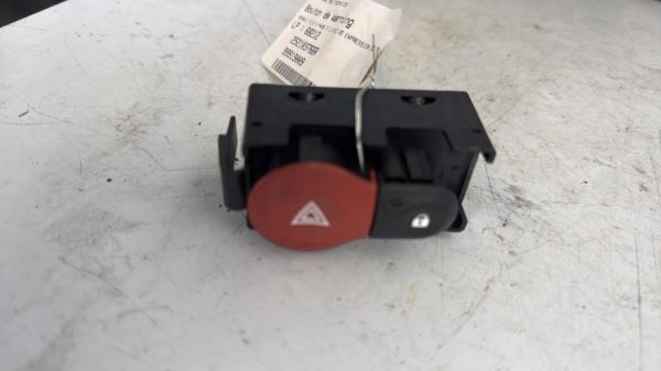 Bouton de warning RENAULT CLIO 3 PHASE 2 Diesel image 1