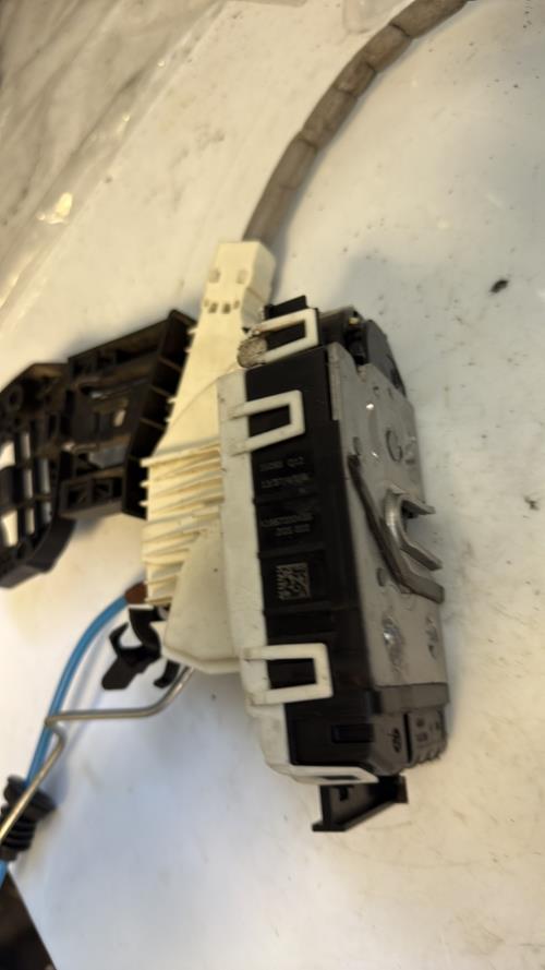 Serrure avant droit MERCEDES CLASSE A 176 PHASE 1 Diesel image 3