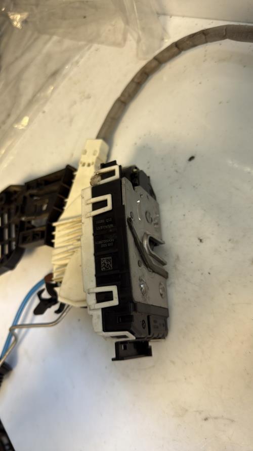 Serrure avant droit MERCEDES CLASSE A 176 PHASE 1 Diesel image 4