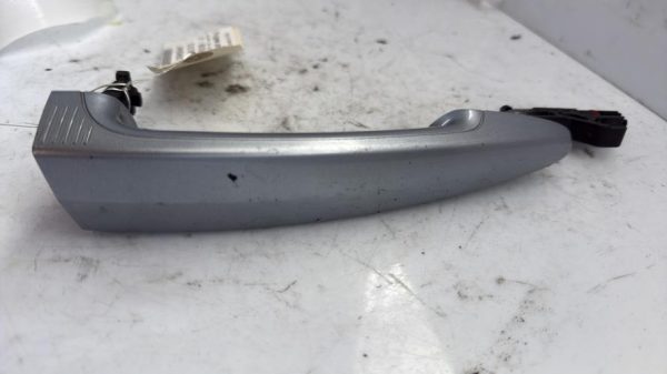 Poignee porte avant droit BMW SERIE 1 E81 Essence image 4