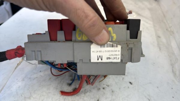 Porte fusible FIAT PUNTO 3 Diesel image 3
