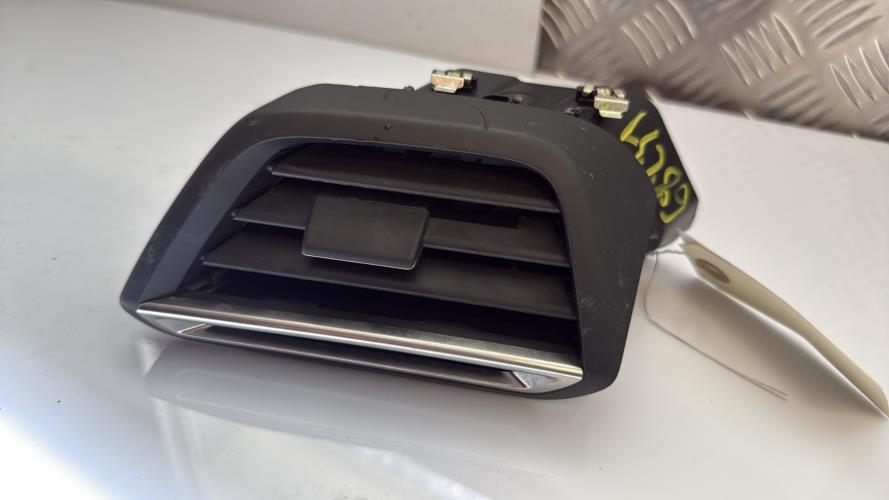 Aerateur tableau de bord avant droit PEUGEOT 2008 2 Essence image 3