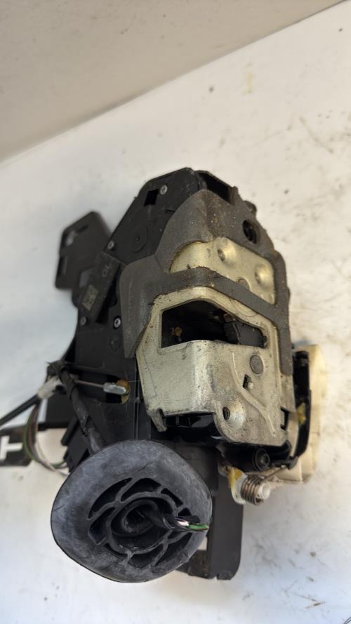 Serrure avant droit FORD FIESTA 6 PHASE 1 Essence image 1