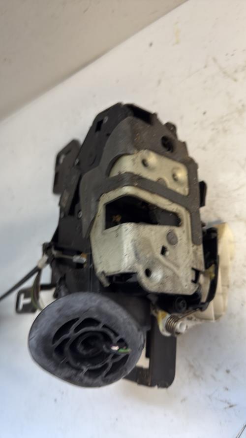 Serrure avant droit FORD FIESTA 6 PHASE 1 Essence image 3