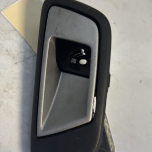 Poignee interieur arriere gauche FORD FIESTA 6 PHASE 1 Essence image 1