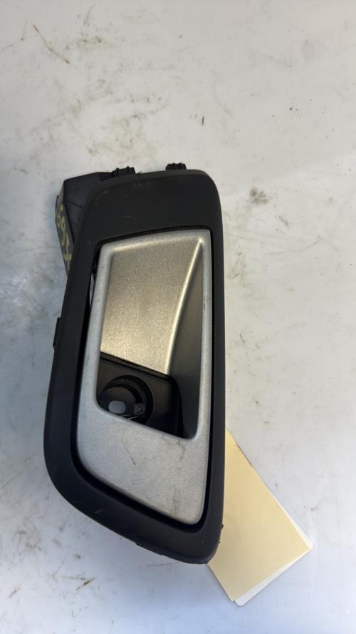 Poignee interieur arriere gauche FORD FIESTA 6 PHASE 1 Essence image 3