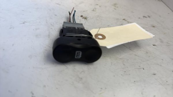 Commande degivrage lunette arriere DACIA SANDERO 1 Essence image 2