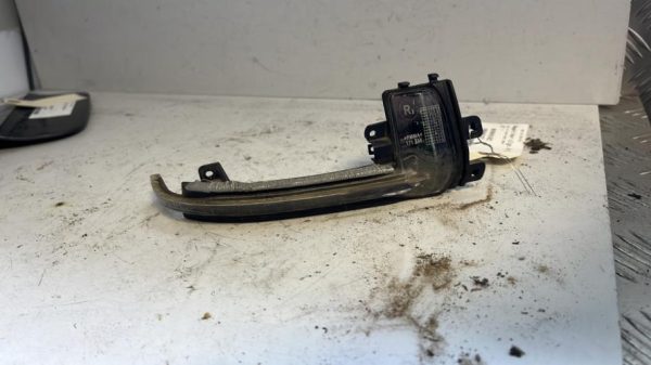 Repetiteur clignotant avant droit  (Feux) AUDI A4 3 AVANT PHASE 1 BREAK image 1