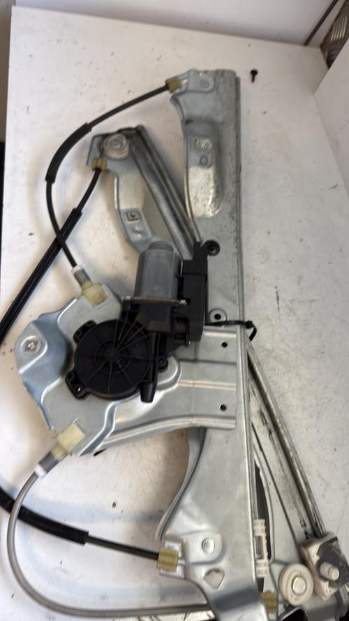 Leve vitre electrique avant droit RENAULT CLIO 3 PHASE 1 Essence image 3