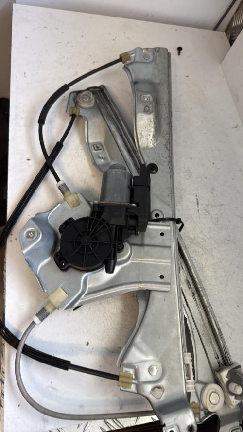 Leve vitre electrique avant droit RENAULT CLIO 3 PHASE 1 Essence image 4