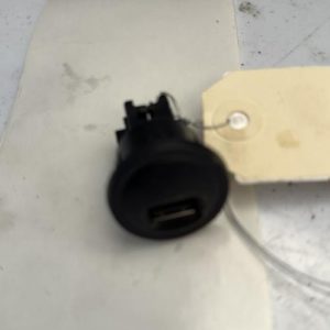 Prise port USB PEUGEOT 208 1 PHASE 1 Essence image 1