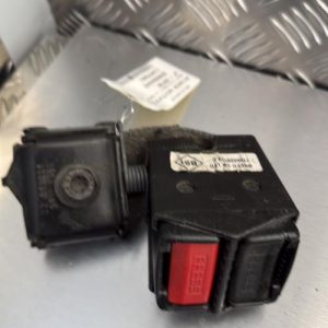 Attache ceinture arriere gauche RENAULT CLIO 2 PHASE 2 Essence - Image 1