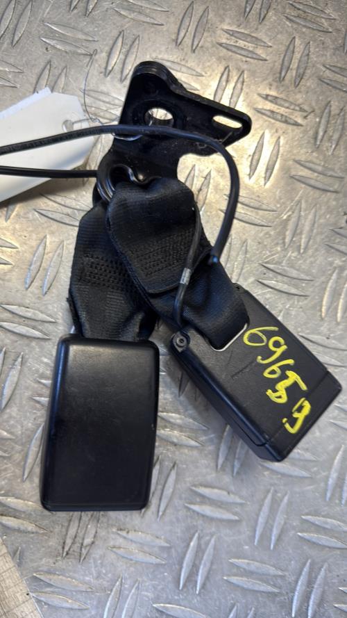 Attache ceinture arriere gauche RENAULT CLIO 4 PHASE 1 Essence - Image 1