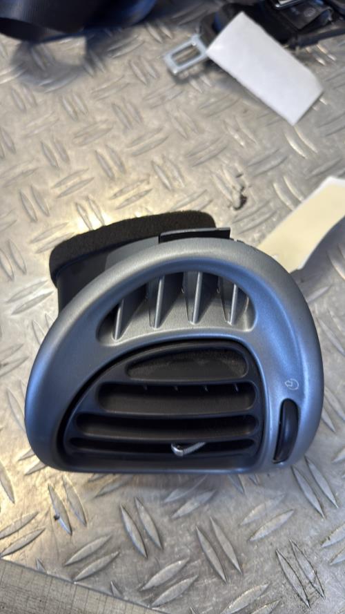 Aerateur tableau de bord avant gauche CITROEN XSARA PICASSO PHASE 2 Diesel - Image 1