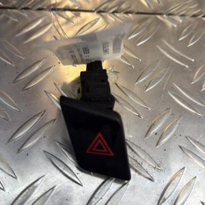 Bouton de warning TOYOTA YARIS 2 PHASE 1 Essence - Image 1