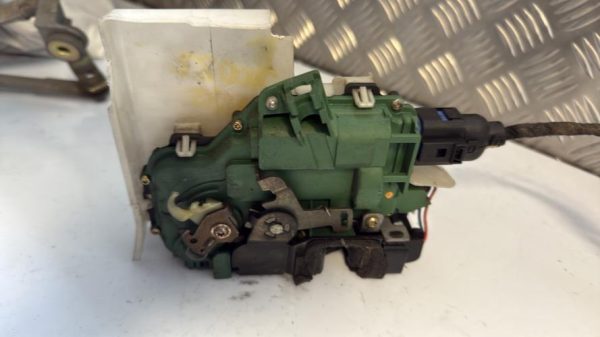Serrure avant gauche VOLKSWAGEN POLO 4 PHASE 1 Diesel - Image 4