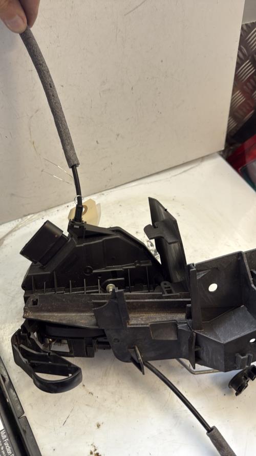 Serrure avant gauche FORD FOCUS 3 PHASE 2 Diesel - Image 1