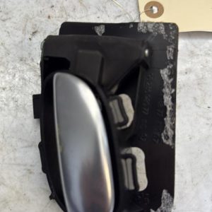 Poignee interieur avant droit PEUGEOT 206+ Essence - Image 1