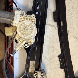 Leve vitre electrique avant gauche BMW SERIE 5 E60 PHASE 2 Diesel - Image 1