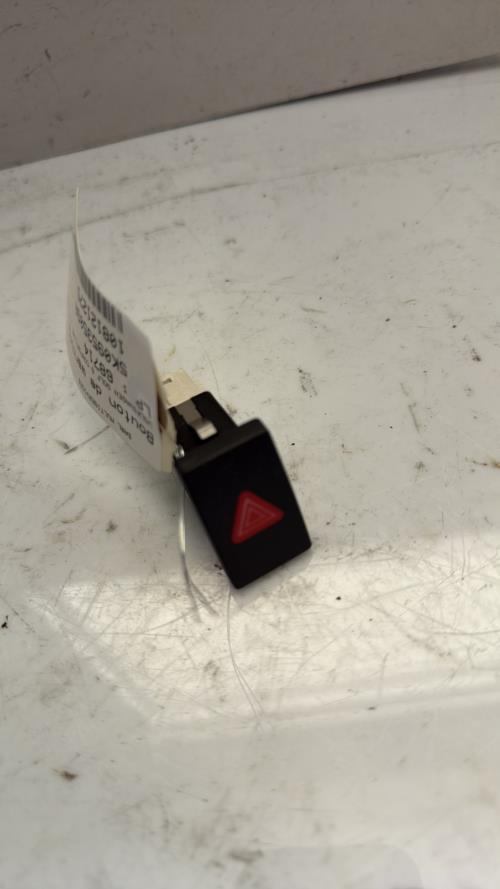 Bouton de warning VOLKSWAGEN GOLF 6 Essence - Image 1