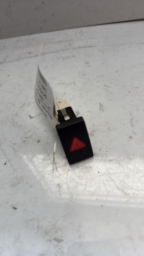 Bouton de warning VOLKSWAGEN GOLF 6 Essence - Image 2