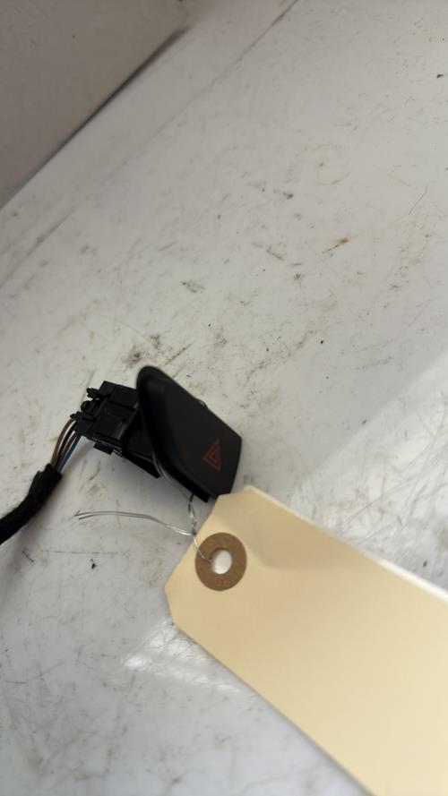 Bouton de warning RENAULT CLIO 4 PHASE 2 Essence - Image 1