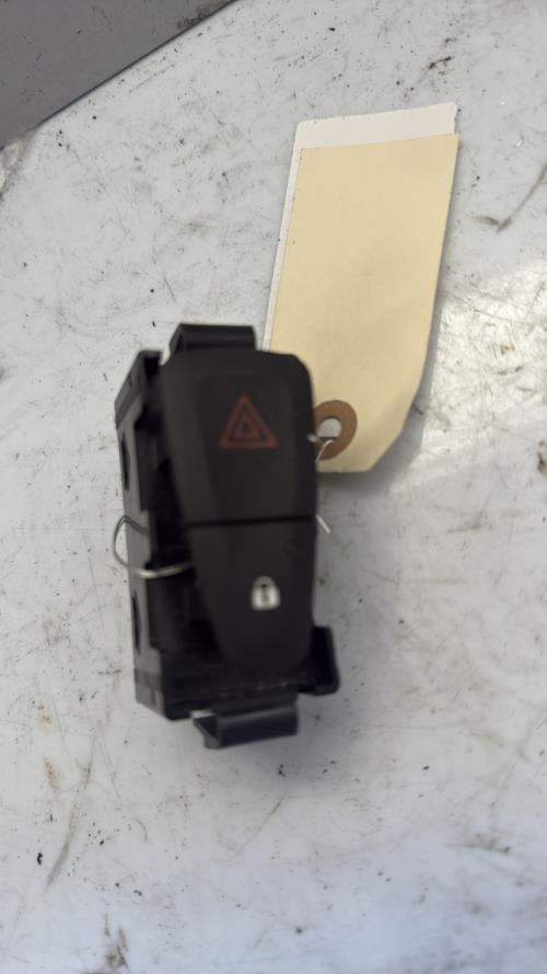 Bouton de warning RENAULT MEGANE 3 PHASE 3 Diesel - Image 1