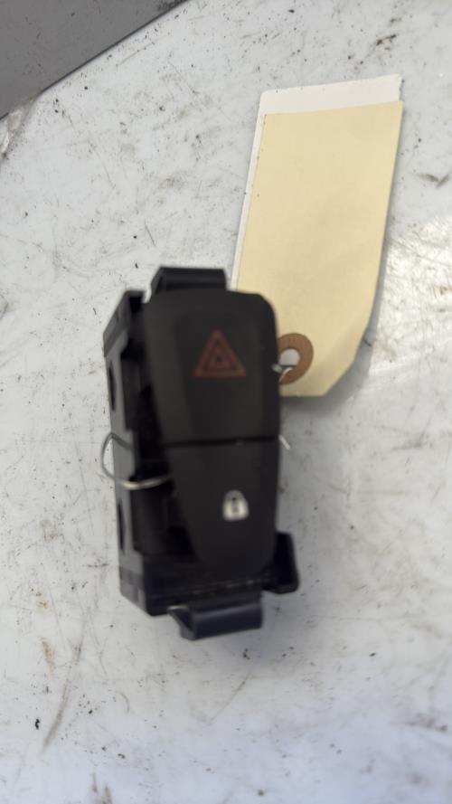 Bouton de warning RENAULT MEGANE 3 PHASE 3 Diesel - Image 2