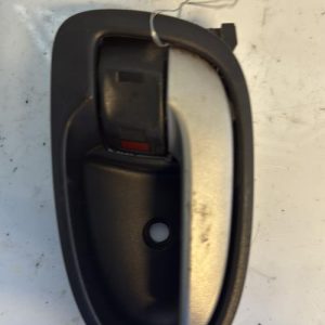 Poignee interieur avant droit TOYOTA YARIS 2 PHASE 1 Diesel - Image 1