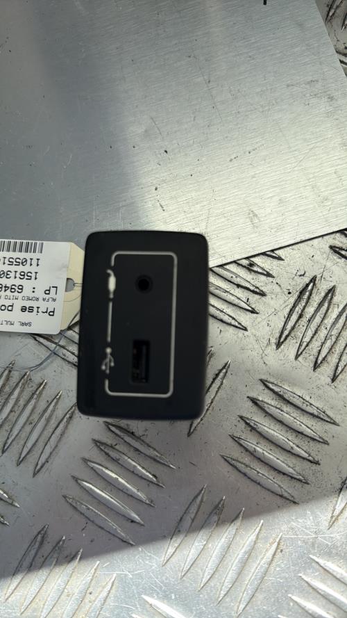 Prise port USB ALFA ROMEO MITO PHASE 1 Essence - Image 1