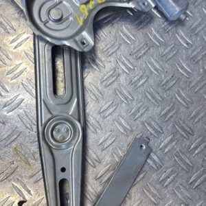 Leve vitre electrique avant gauche TOYOTA YARIS 2 PHASE 1 Diesel - Image 1