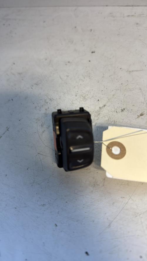 Interrupteur de leve vitre avant gauche DACIA SANDERO 2 PHASE 1 Essence - Image 1
