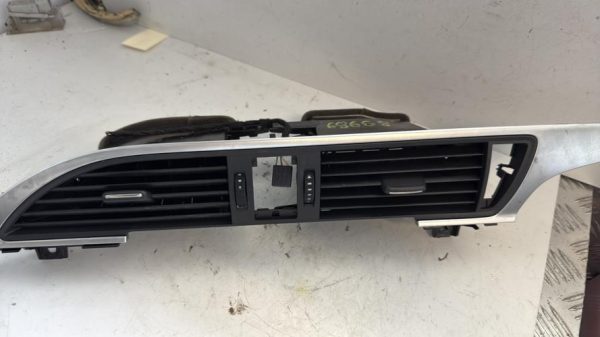 Aerateur tableau de bord AUDI A7 1 SPORTBACK PHASE 1 Essence - Image 3