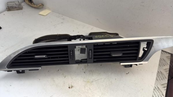 Aerateur tableau de bord AUDI A7 1 SPORTBACK PHASE 1 Essence - Image 4