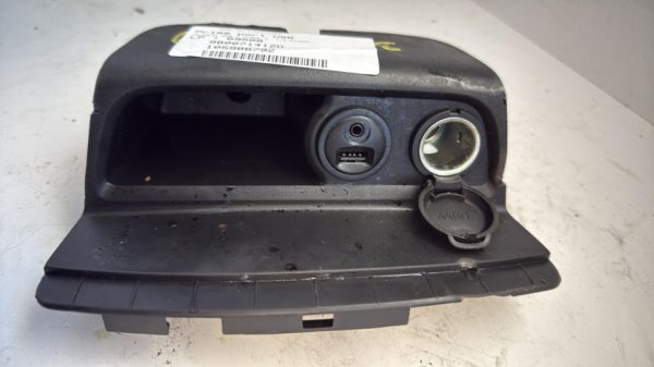 Prise port USB PEUGEOT 208 1 PHASE 2 Diesel - Image 1