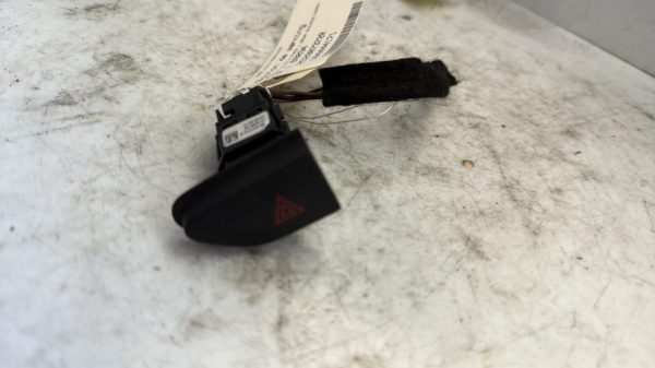 Bouton de warning RENAULT CLIO 4 PHASE 1 BREAK Diesel - Image 1