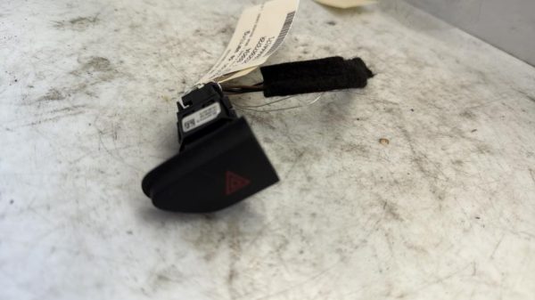 Bouton de warning RENAULT CLIO 4 PHASE 1 BREAK Diesel - Image 2
