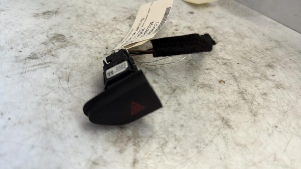 Bouton de warning RENAULT CLIO 4 PHASE 1 BREAK Diesel - Image 3