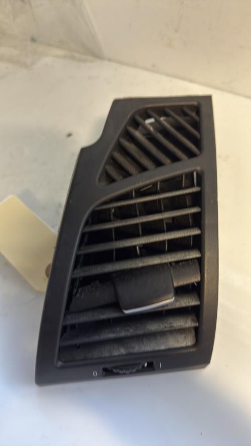 Aerateur tableau de bord avant gauche BMW SERIE 1 E81 Essence - Image 1