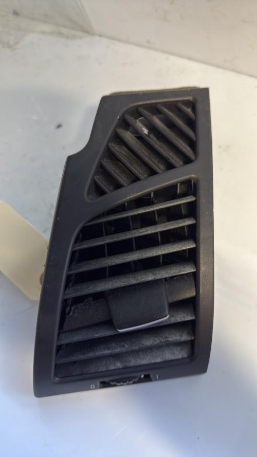Aerateur tableau de bord avant gauche BMW SERIE 1 E81 Essence - Image 2