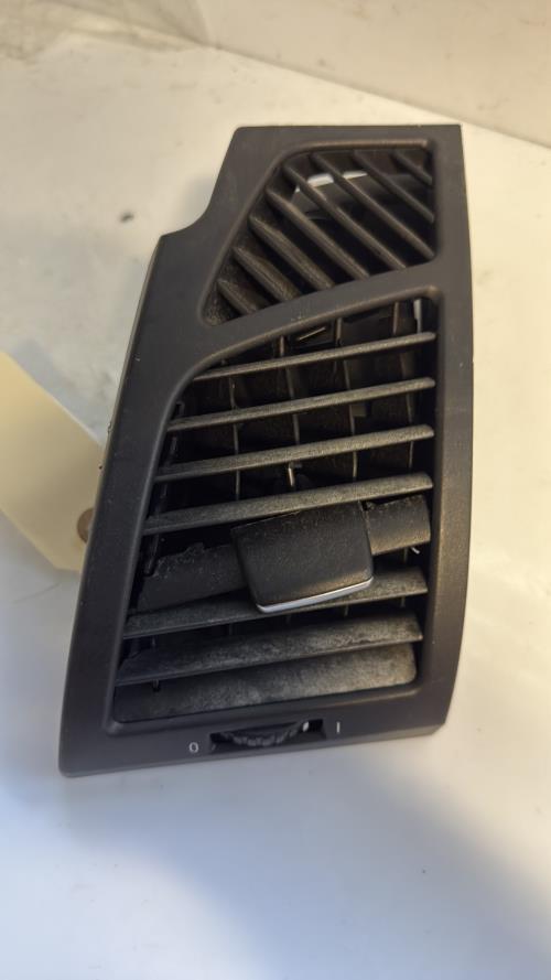 Aerateur tableau de bord avant gauche BMW SERIE 1 E81 Essence - Image 3