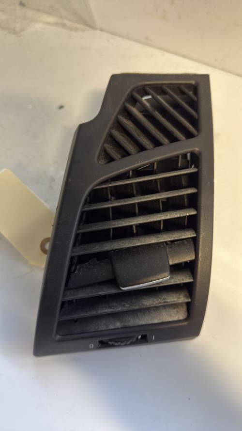 Aerateur tableau de bord avant gauche BMW SERIE 1 E81 Essence - Image 4