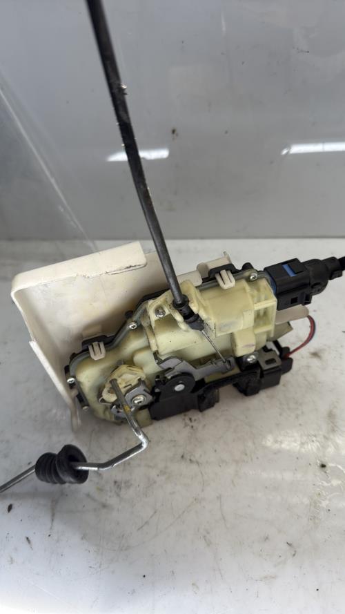 Serrure avant gauche VOLKSWAGEN POLO 4 PHASE 2 Essence - Image 4